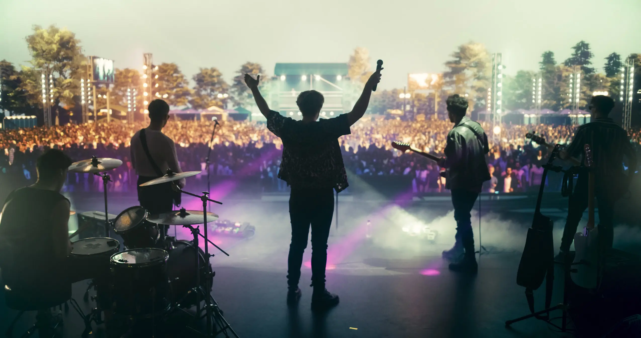 Festivalbühne mit Publikum