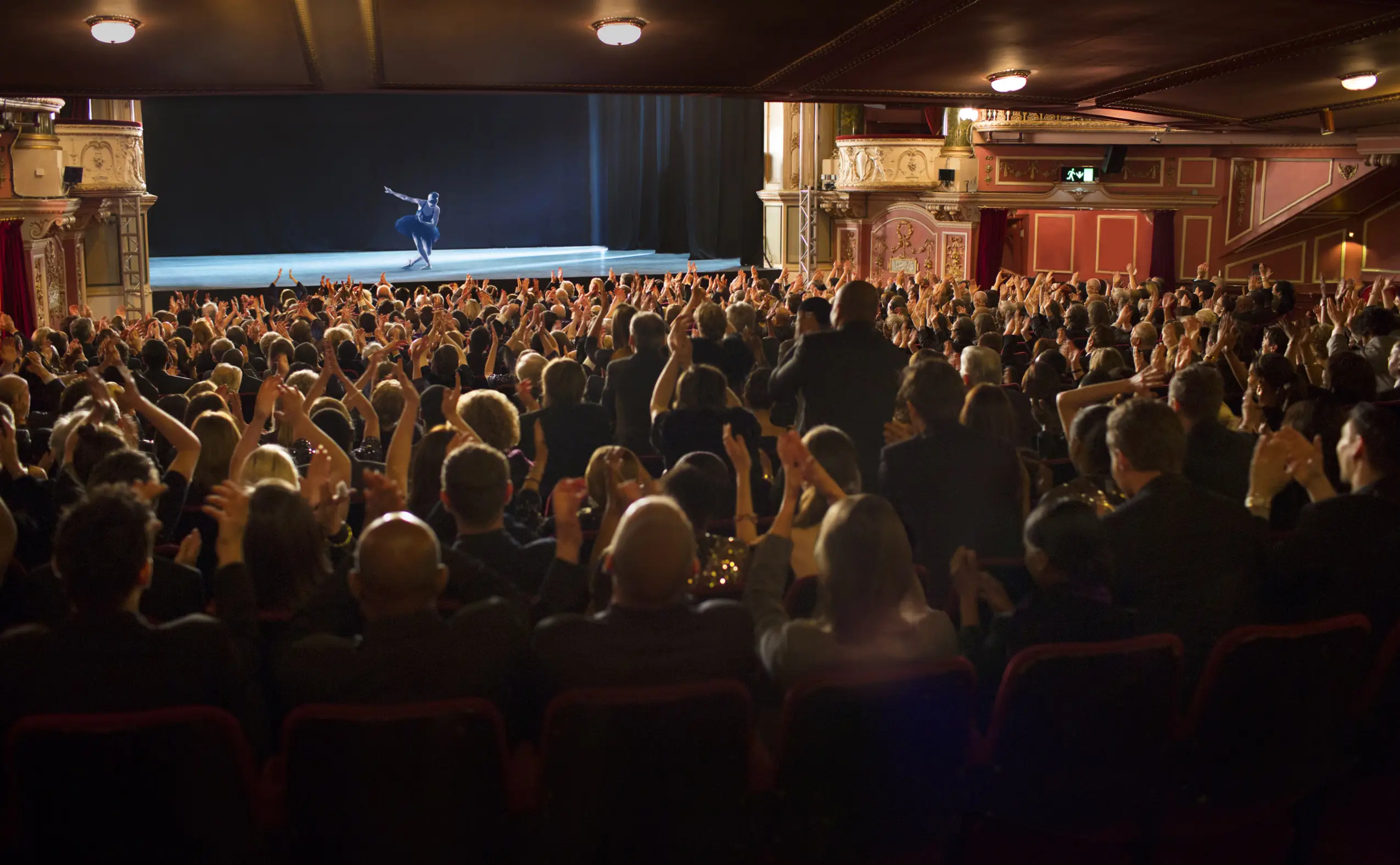 Bühnentheater ende der Vorstellung, menschen Applaudieren.